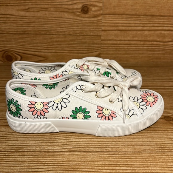 Women’s Size 8 Aerie Smiley® Lace Up Sneakers - Picture 2 of 7